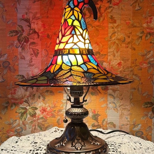 🧙‍♀️🪄Witch Hat Lamp That Casts Enchanting Glow, Stained Glass USB Light for Instant Halloween Vibe